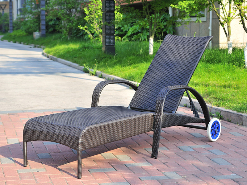 Rattan Lounge con due ruote, letto di rattan all'aperto, sedia reclinabile Rattan YQ-RB-410