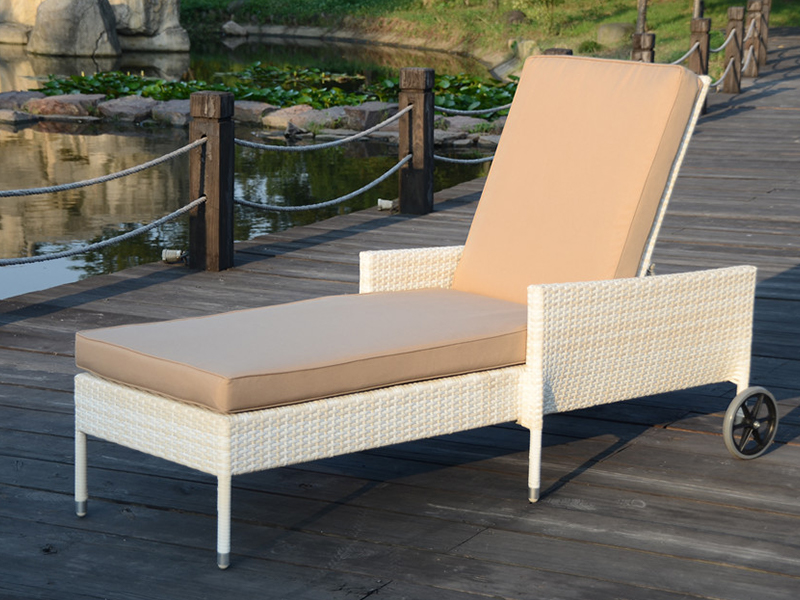 Lounge di Rattan all'aperto con due ruote, daybed in rattan tessuto a mano, sedia Rattan a bordo piscina YQ-RB-426